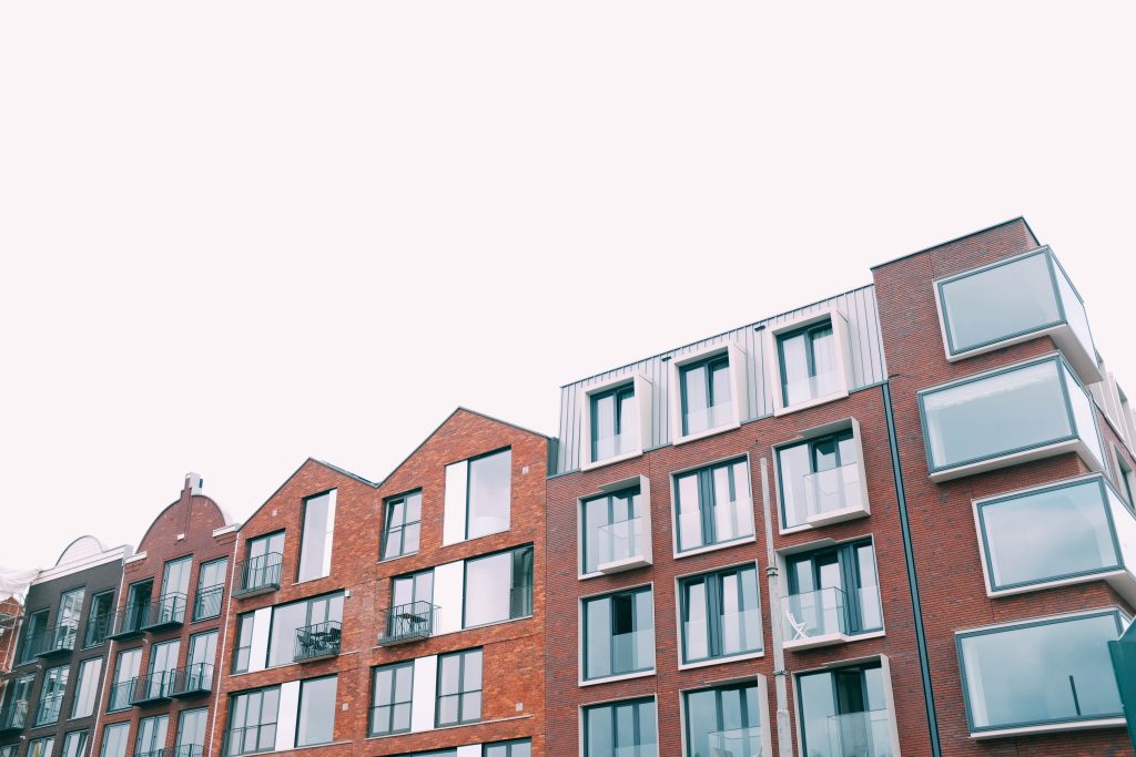 Immobilien-GmbHs bieten im Vergleich zu privatem Erwerb viele steuerliche Vorteile.