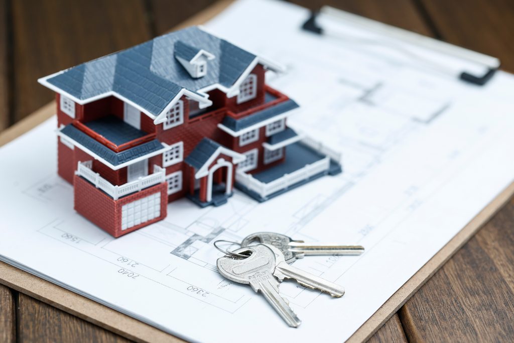 Bei Immobilieninvestments ist die Entscheidung über Privaterwerb oder Investition über eine GmbH entscheidend.