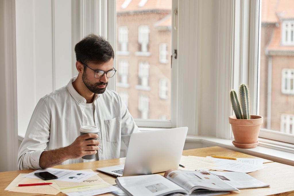 Eine GmbH ist für Freelancer wie diesen eine gute Lösung, um sich vor einer Umqualifizierung zu schützen.